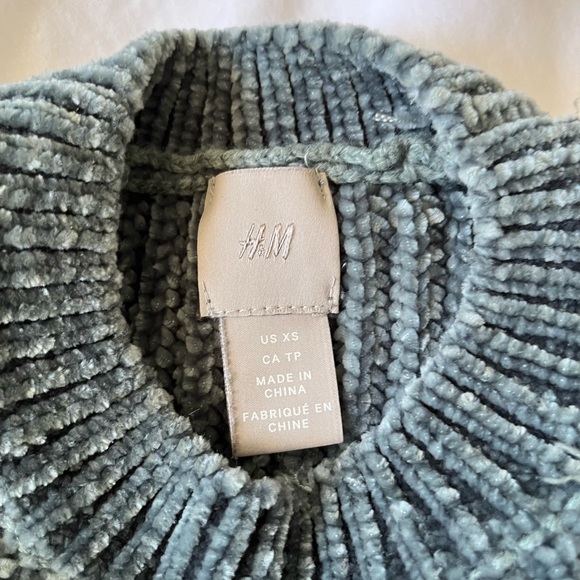 H&M puff sleeve chenille sweater - Picture 2 of 3